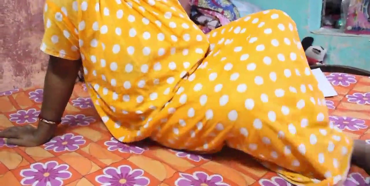 Desi village aunty show her boobs