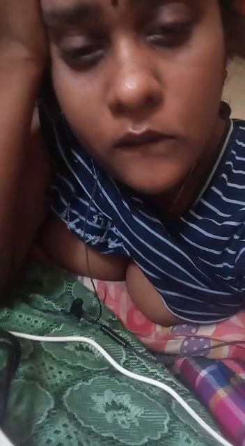 Sexy Bhabhi Shows Her Boobs and Pussy