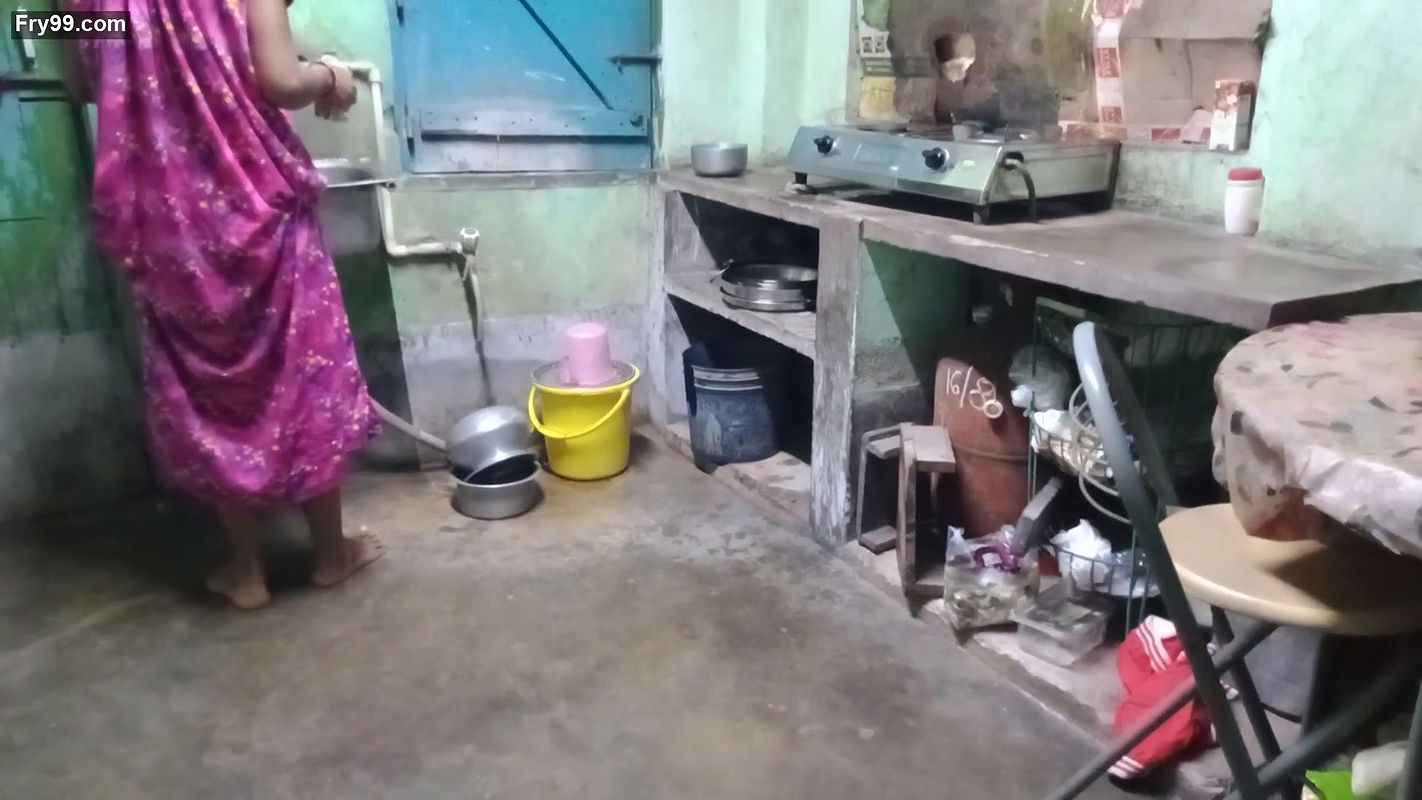 Indian bengali maid kitchen pe kam kar rahi thi moka miltahi maid ko jabardasti choda malik na.