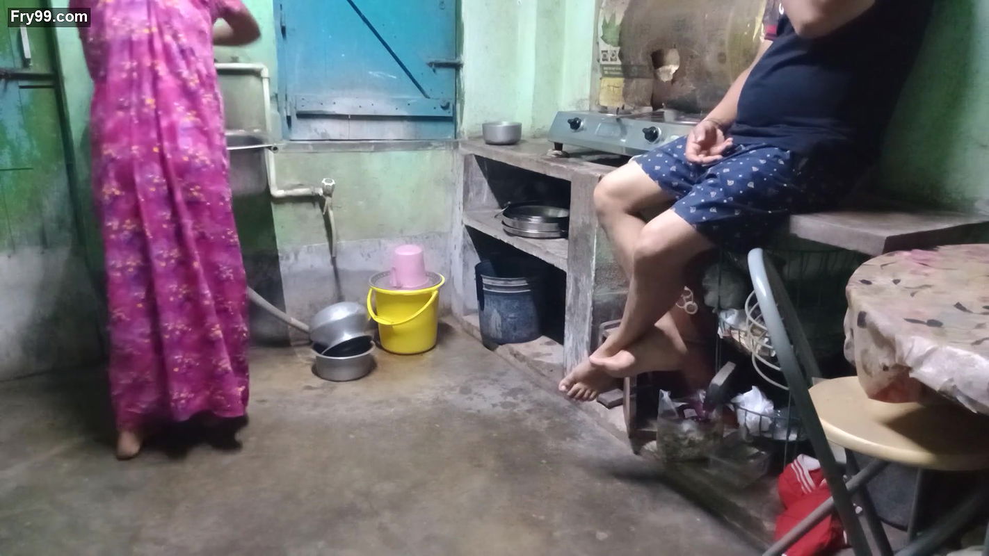 Indian bengali maid kitchen pe kam kar rahi thi moka miltahi maid ko jabardasti choda malik na.