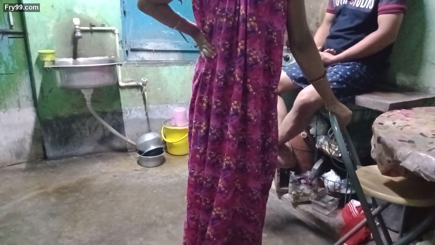 Indian bengali maid kitchen pe kam kar rahi thi moka miltahi maid ko jabardasti choda malik na.