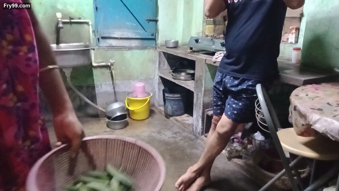 Indian bengali maid kitchen pe kam kar rahi thi moka miltahi maid ko jabardasti choda malik na.