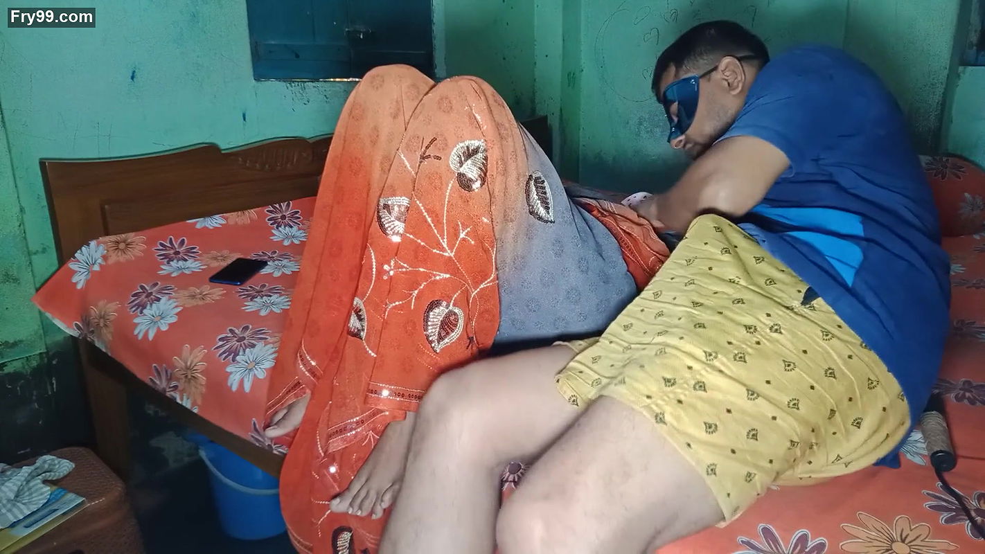 Indian bengali pati nahi tha ghar pe usi bahane mera pati ki bara vai aya tha mera sath bat karne or mujhe majese choda