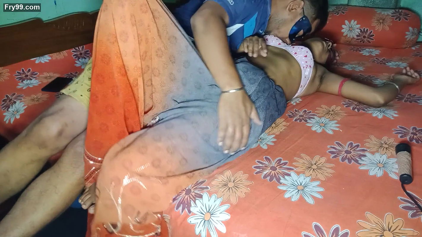 Indian bengali pati nahi tha ghar pe usi bahane mera pati ki bara vai aya tha mera sath bat karne or mujhe majese choda