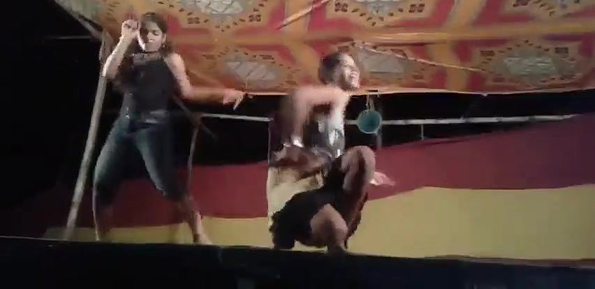 Desi sexy girl show her boobs