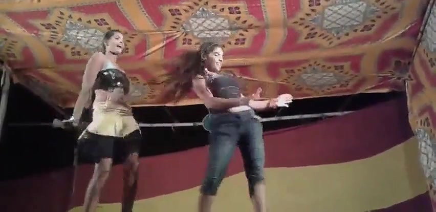 Desi sexy girl show her boobs