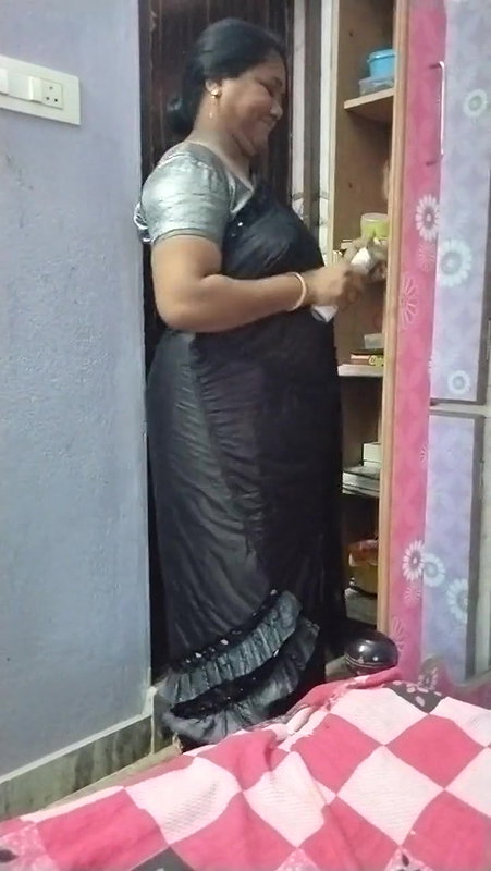 Telugu Milf Wearing Saree