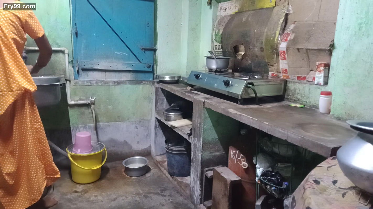 Indian bengali pinki vabi kitchen pe kam kar rahi thi or davor  aakar maje se choda vabi ko or lund ka pura pani chut pe