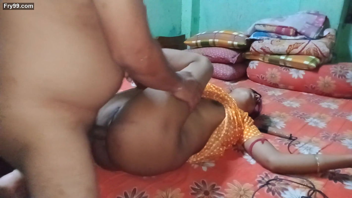 Indian bengali pinki vabi kitchen pe kam kar rahi thi or davor  aakar maje se choda vabi ko or lund ka pura pani chut pe