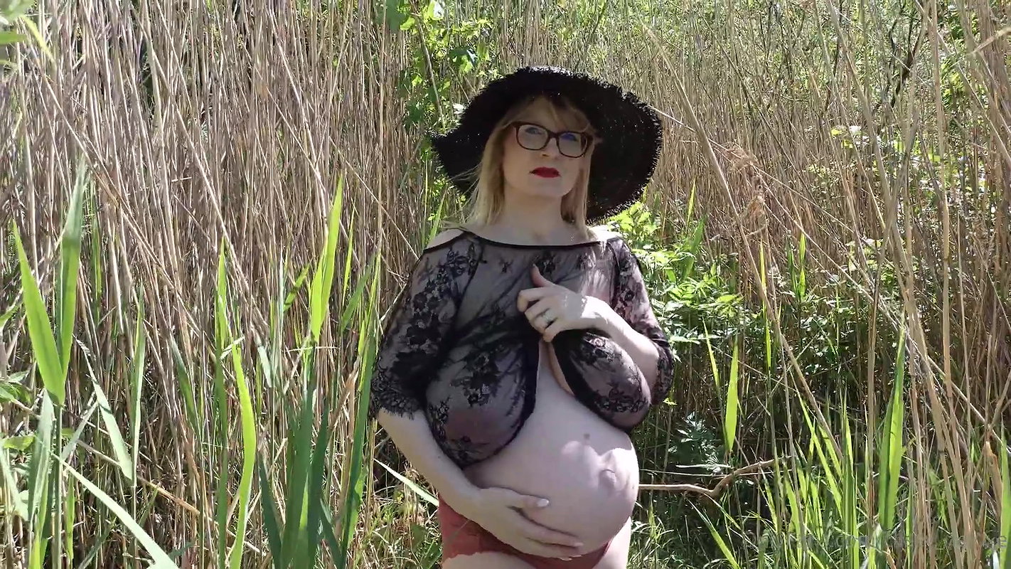 Pregnant Huge Tits Pregnant Mom with Casey Deluxe