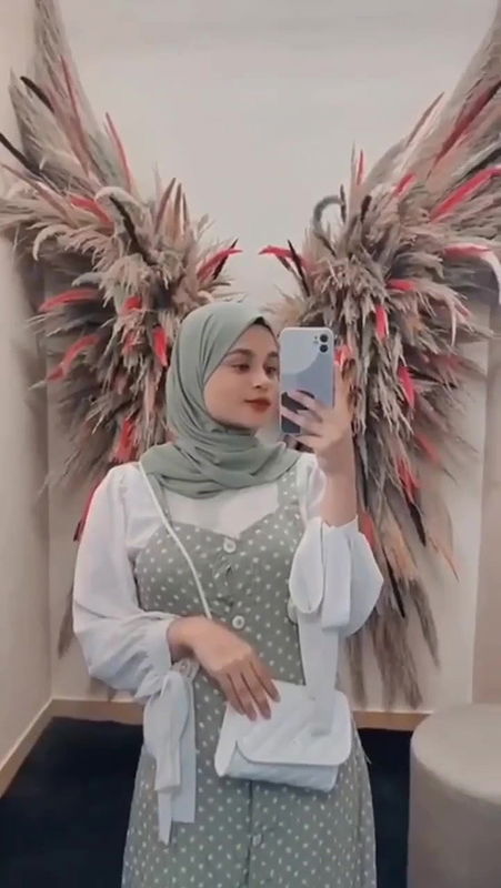 Sexy Hijabi Girl Showing