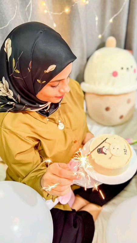 Sexy Hijabi Girl Showing