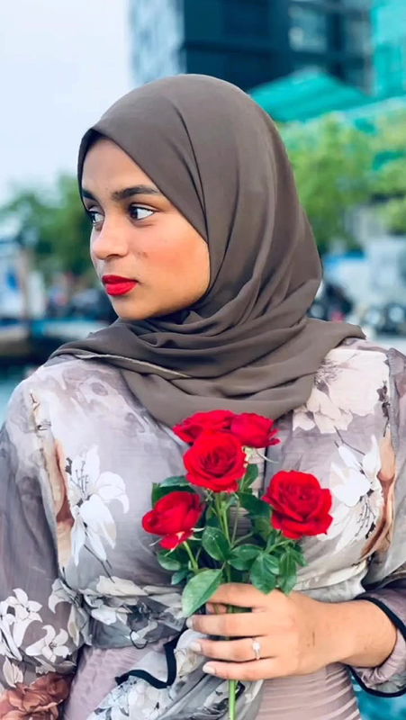 Sexy Hijabi Girl Showing