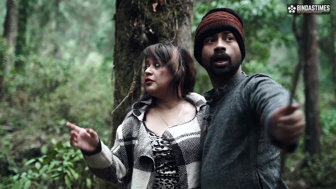 Jungle me rasta bhataki Bade Dudhwali Aurat Local Guide ke Sath Nachte huye Khub Choda Rasta Dikhane ke Bahane