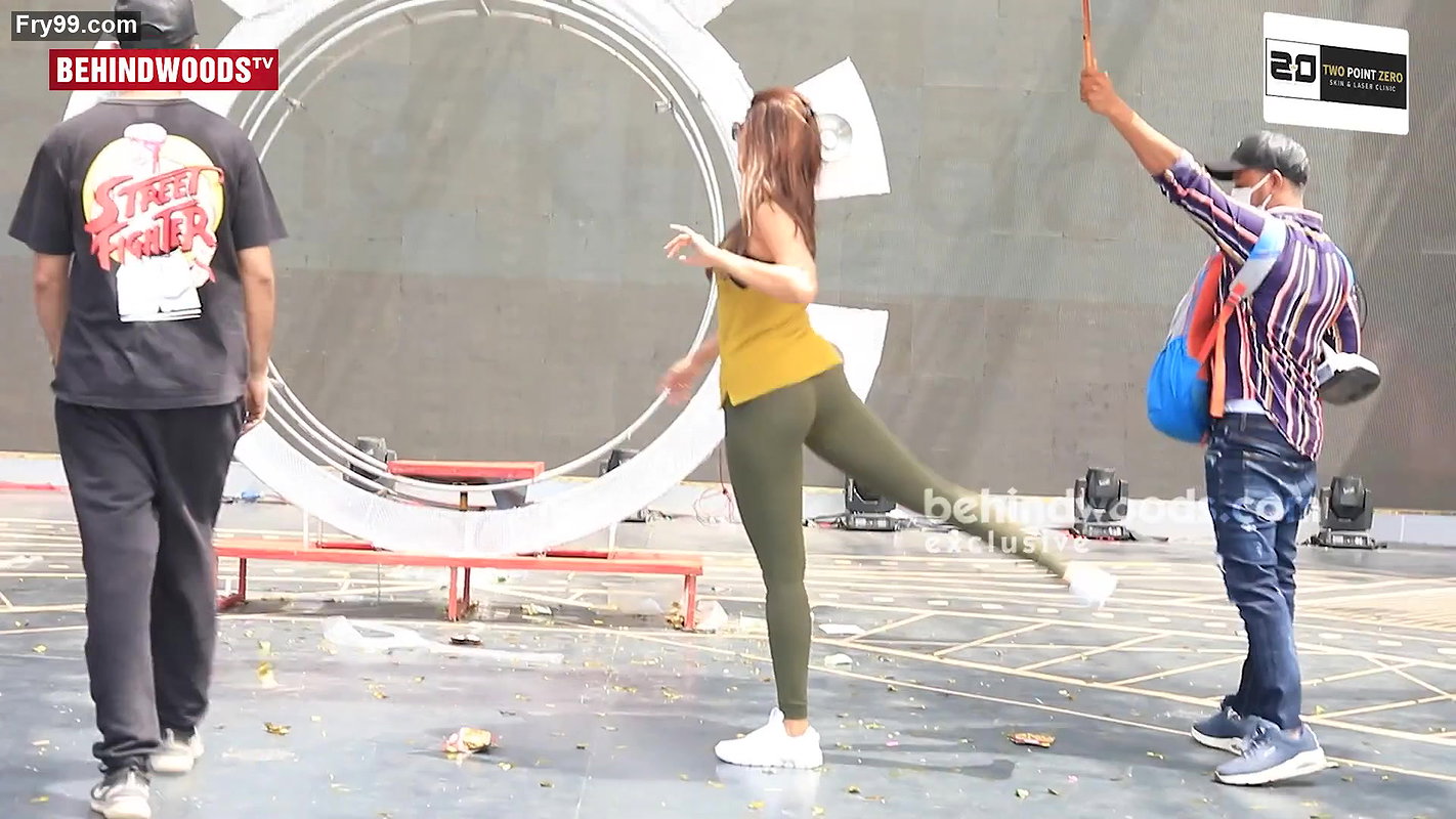 Dusky Beauty Pooja Hegde Super Hot Curvy ASS Pressed Multiple Times & Cameltoe