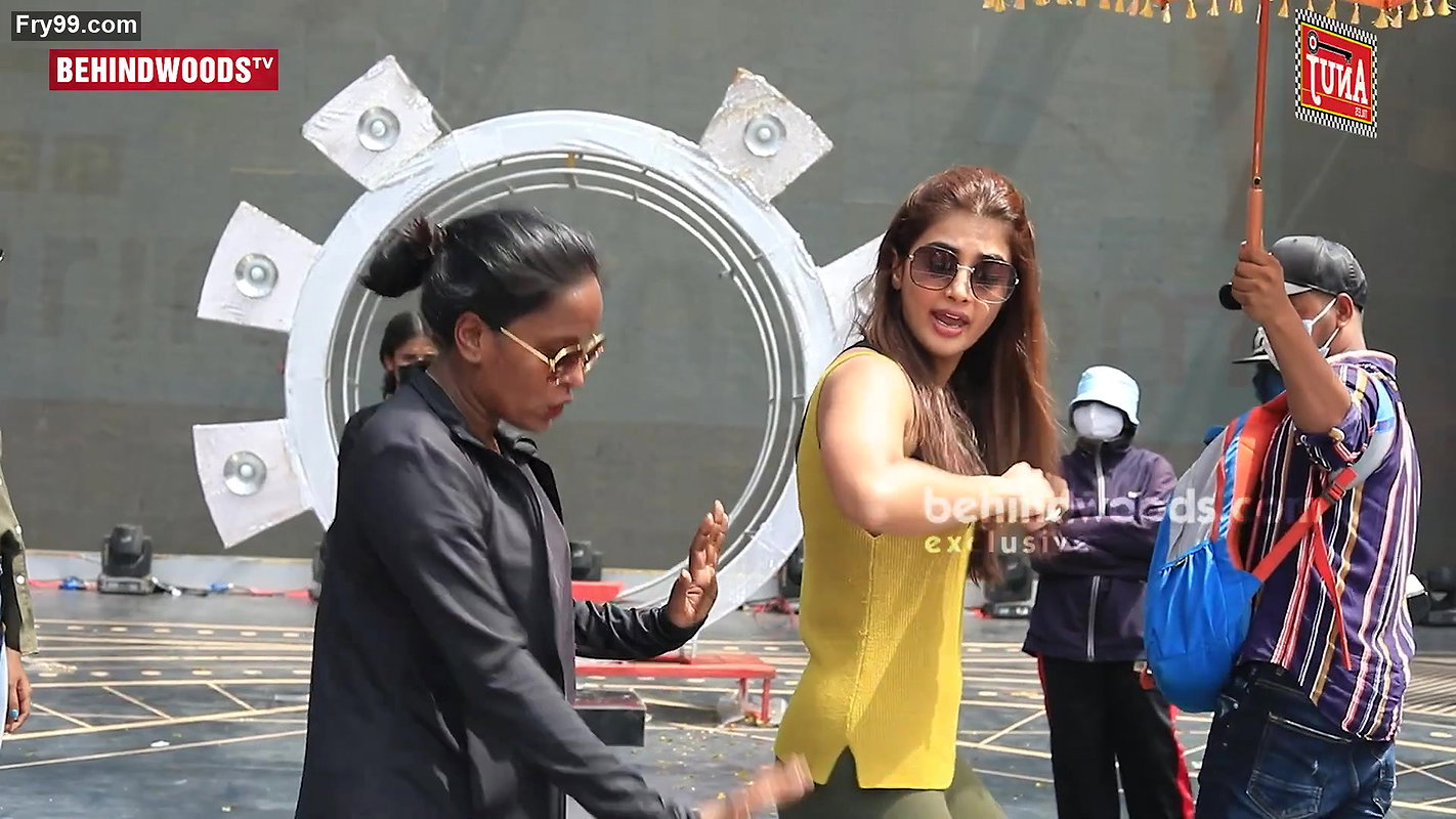 Dusky Beauty Pooja Hegde Super Hot Curvy ASS Pressed Multiple Times & Cameltoe