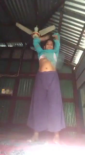 slum Bhabhi showing her nude pussy