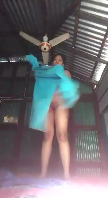 slum Bhabhi showing her nude pussy