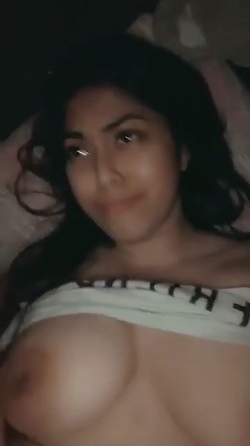 Extremely Sexy Horny Paki Babe Using HairBrush Squarting & Moaning