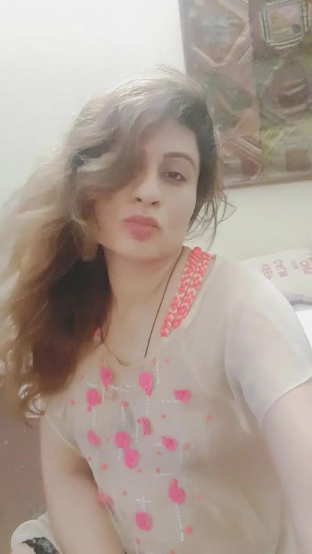 Beautiful Paki Girl showing Boobs