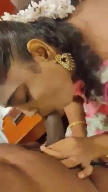 Tamil housewife giving blowjob to lover in hotel