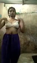 Cute Desi Girl Showing Boobs