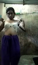 Cute Desi Girl Showing Boobs