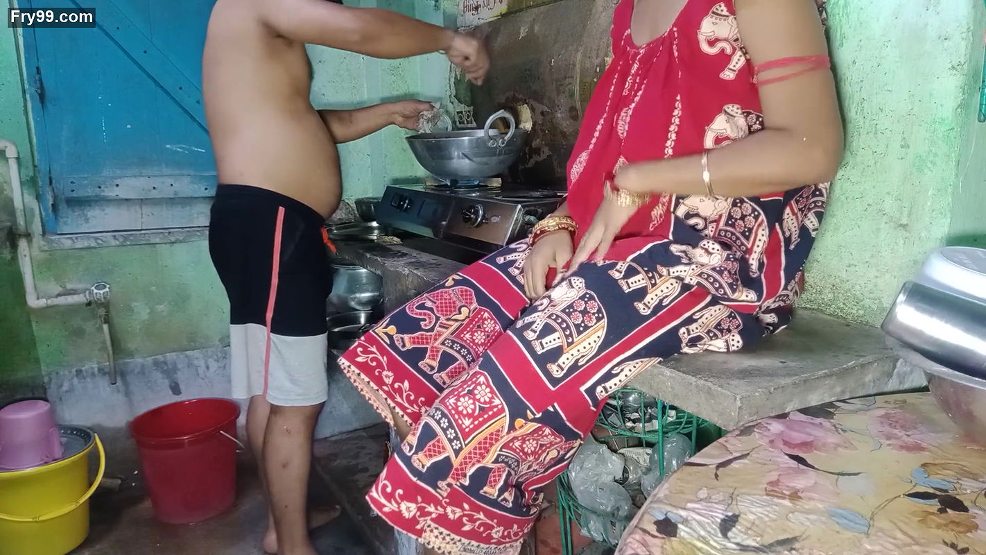 Bengali kitchen pe khana bana raha tha davor or vabi ko lagha  sex