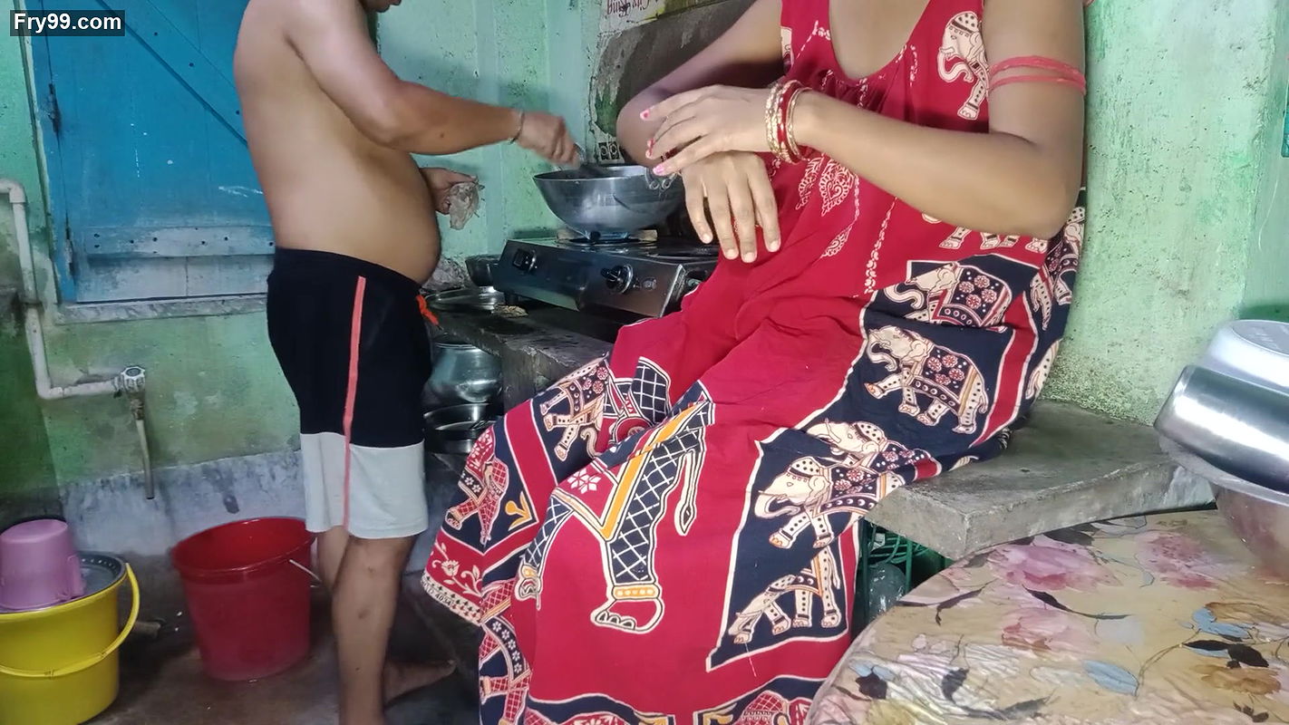 Bengali kitchen pe khana bana raha tha davor or vabi ko lagha  sex