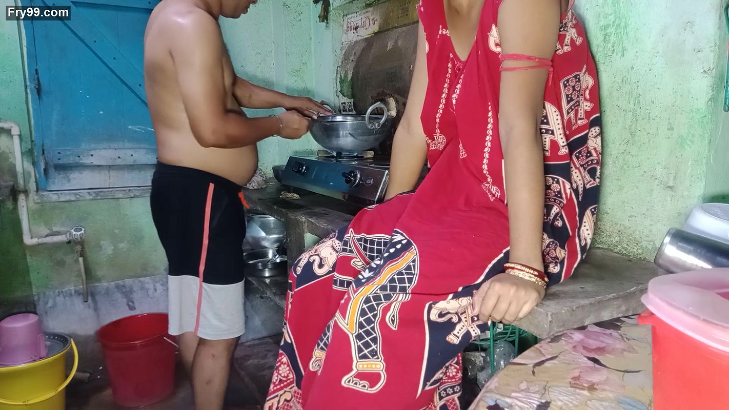 Bengali kitchen pe khana bana raha tha davor or vabi ko lagha  sex