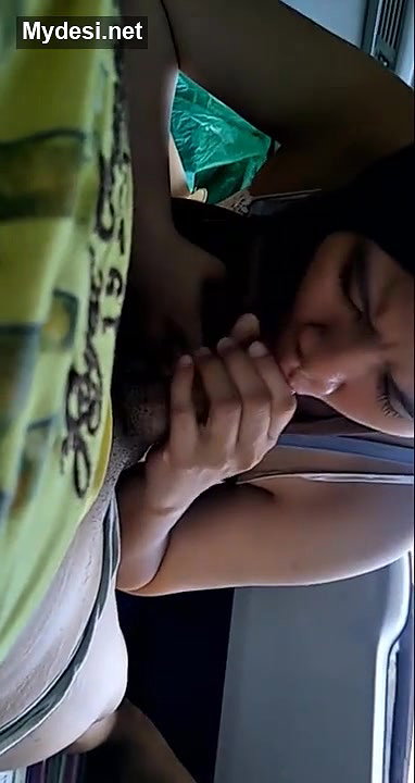Indu hijabi girl suck her bf dick