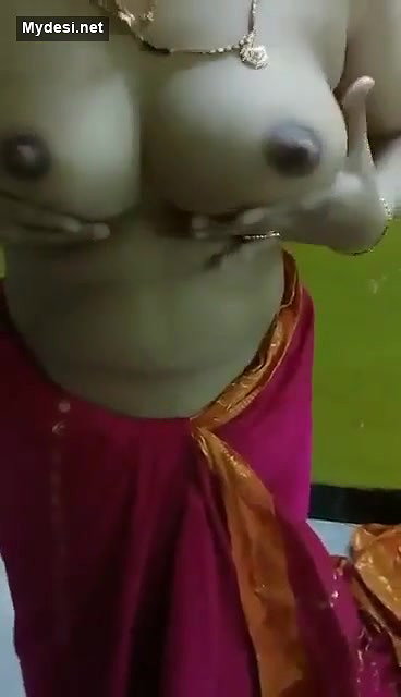 Desi aunty show her boobs