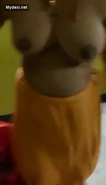 Desi aunty show her boobs