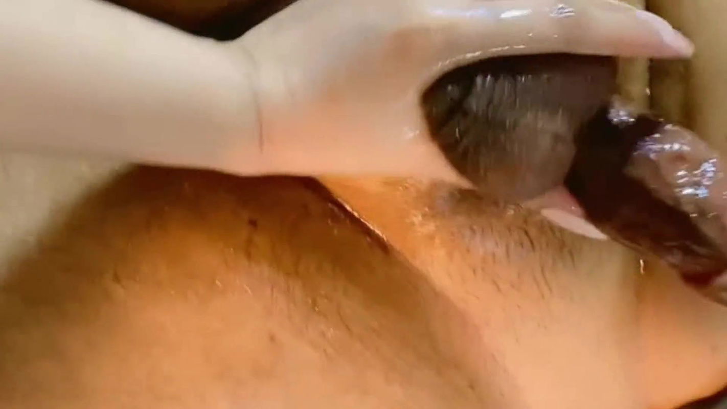 Hand job.pakistani girl is oiling her boyfriend,s cock