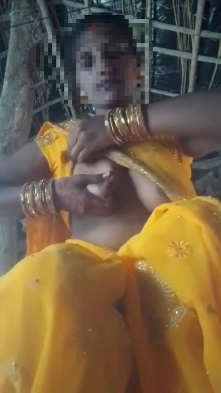 Desi hot bhabhi saree lifted and fingered in chut and removed the water of chut