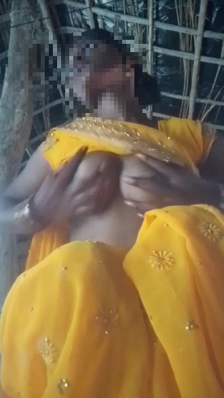 Desi hot bhabhi saree lifted and fingered in chut and removed the water of chut