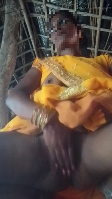 Desi hot bhabhi saree lifted and fingered in chut and removed the water of chut