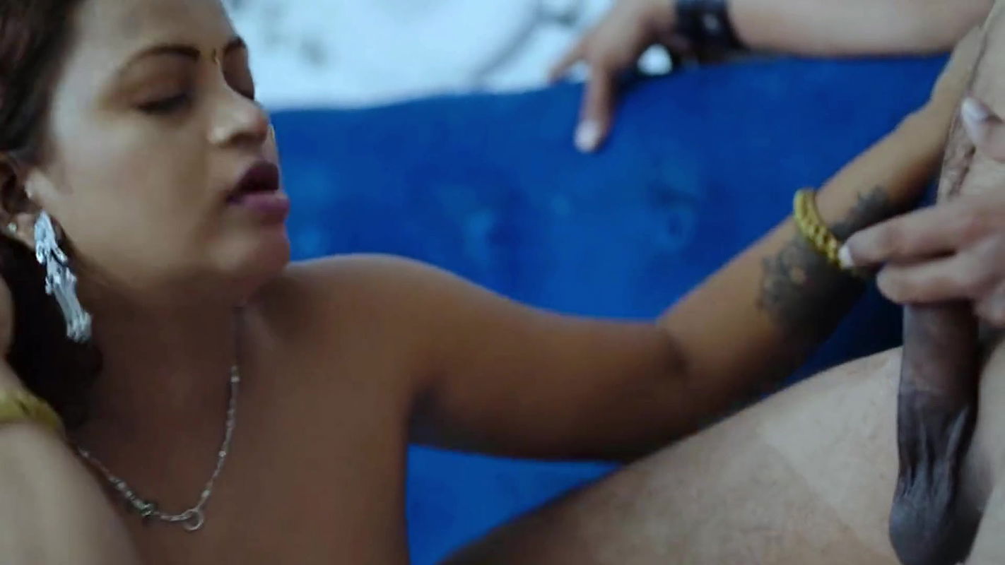 Marathi Bhabhi Called The Plumber to Drain Out Her Water