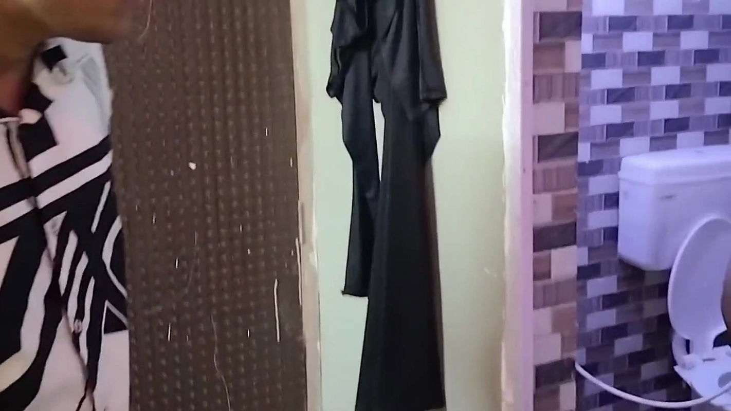 Pados ki aurat ko bathroom me hi pel diya