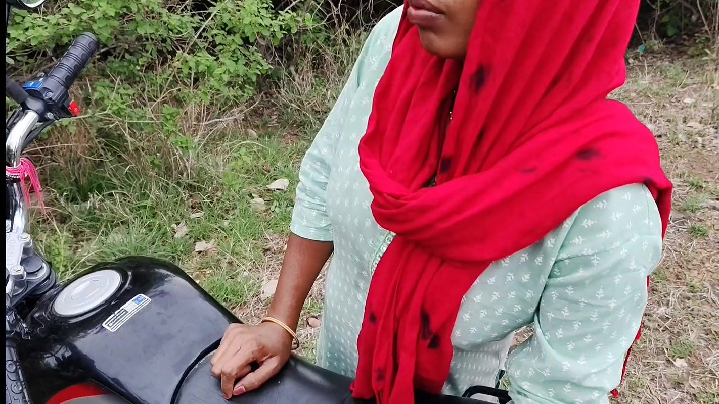 After college holidays, young Indian desi girl goes to the jungle with her boyfriends – desi village young college girl jungle