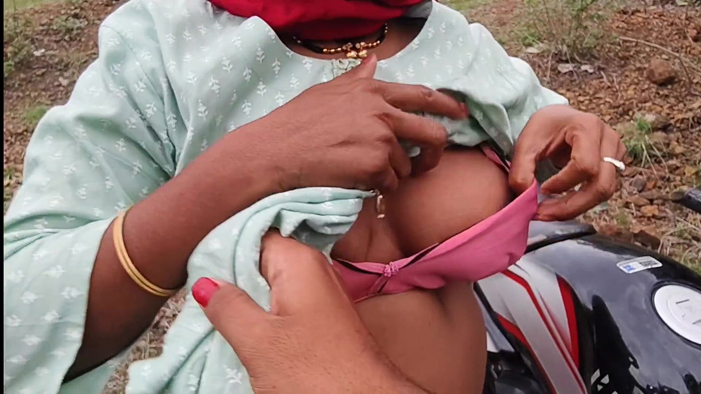 After college holidays, young Indian desi girl goes to the jungle with her boyfriends – desi village young college girl jungle