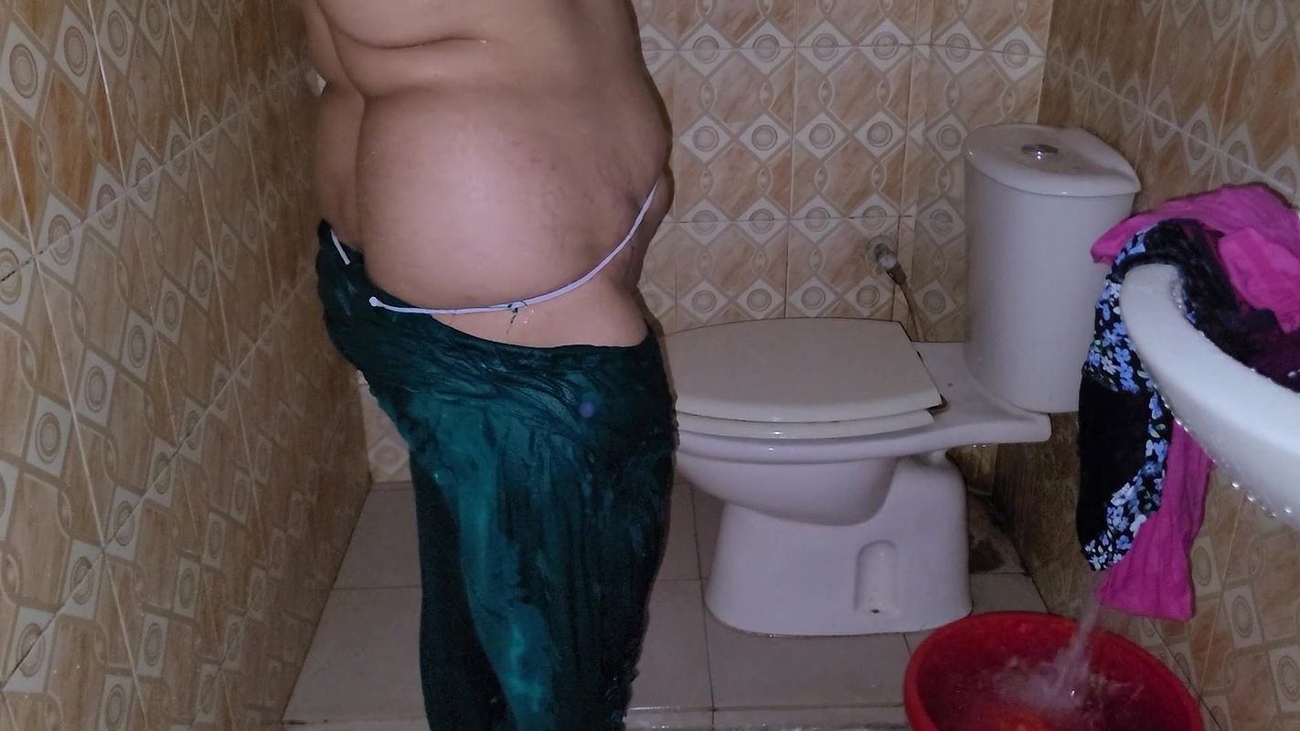 It’s so much fun to take a bath alone in the bathroom