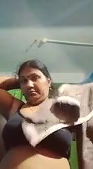 Mature Bhabhi showing her nude body on cam