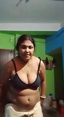 Mature Bhabhi showing her nude body on cam