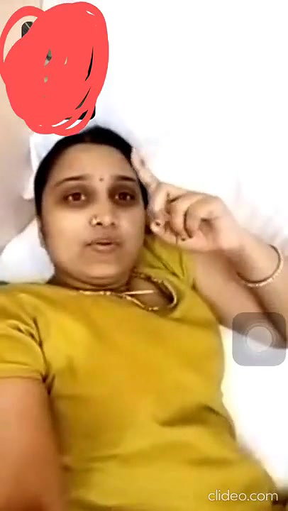 Married Telugu Bhabi Showing Cleavage
