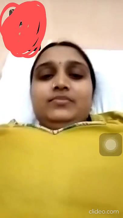 Married Telugu Bhabi Showing Cleavage