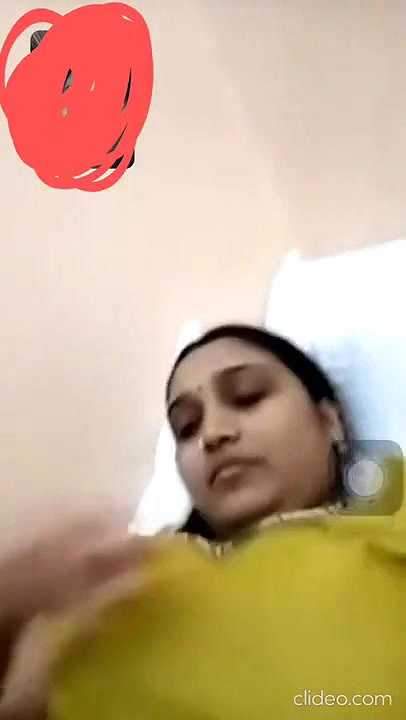 Married Telugu Bhabi Showing Cleavage