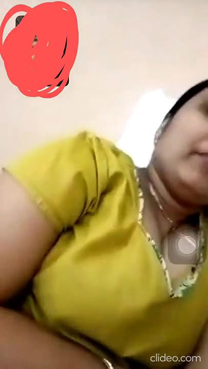 Married Telugu Bhabi Showing Cleavage