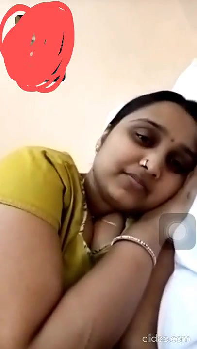 Married Telugu Bhabi Showing Cleavage