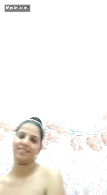 Sexy Desi Bhabhi Showing Her Nude Bathing